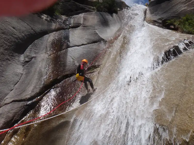 Canyoning Purcaraccia - Grand rappel de 40m sous cascade